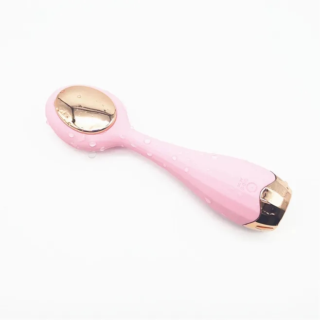 Facial cleaning brush with heat function